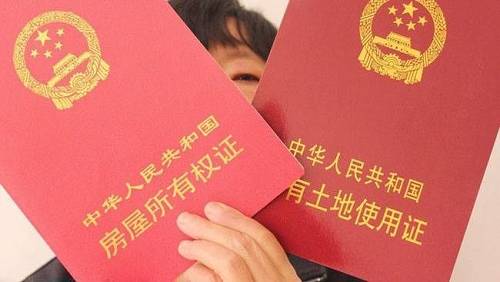 比如说现在很多人正在讨论，中国将来可能要借鉴新加坡的住房模式。新加坡确实是有85%以上的人住在组屋，也就是政府给的房子里，但还是有私人产权的房子。比如说，土地有99年的，有999年的，还有永久产权的。新加坡私有产权的房子，跟我们是很不一样的，所以我们在如果借鉴新加坡，这一点恐怕是需要注意的。