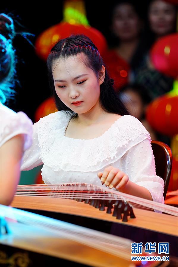 （图片故事）（1）“音乐给了我梦想的翅膀”——轮椅上的古筝女孩