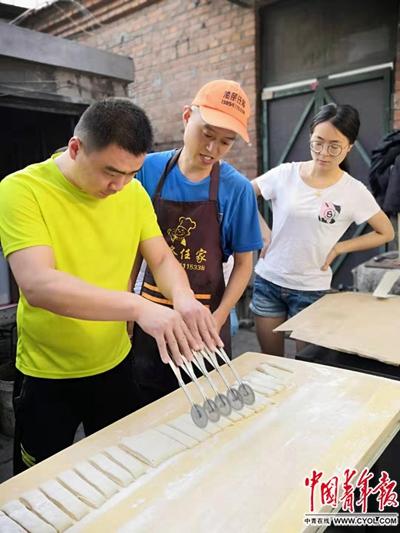 医学生夫妻摆摊炸油条 同学听到后炸锅了！