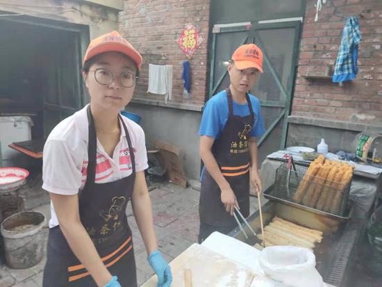 医学生夫妻摆摊炸油条 同学听到后炸锅了！