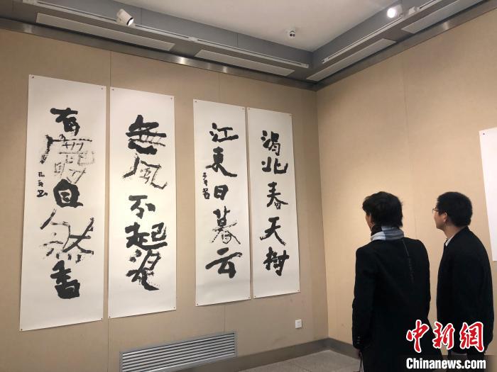 现场展出近百幅新近创作的书法作品，并分别以扎根经典诠释笔墨的庄严和深邃，追逐商周金文展示气象的浑穆和高古，取意民间而趋向质朴和野逸的风格以飨民众。　徐雪 摄