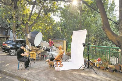 韩佳龙为抗美援朝老兵拍摄肖像。图片由受访者提供