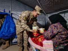 灾后寒夜，武警青海总队官兵为群众送温暖