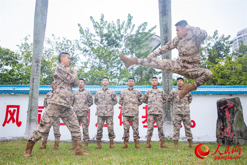 武警官兵正在进行擒敌对抗训练。