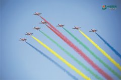中国空军“红鹰”飞行表演队在万象塔銮湖区域进行飞行表演