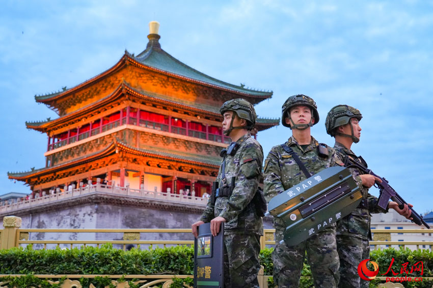 执勤官兵在西安钟楼前定点警戒。