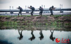 乘风破浪！直击武警特战队员雨中战术演练