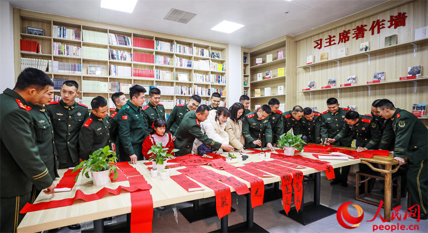 官兵与家属一起写福字和春联。