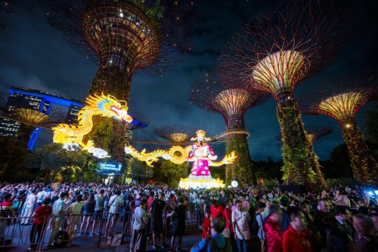 2月8日，游客在新加坡滨海湾花园举行的“春到河畔”春节庆祝活动上欣赏彩灯。（新华社发，邓智炜摄）