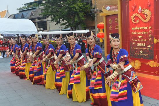 2月10日，演员在泰国曼谷唐人街举行的“欢乐春节”活动上跳舞。当日，泰国“欢乐春节”文化活动在曼谷唐人街举办。（新华社发，拉亨摄）