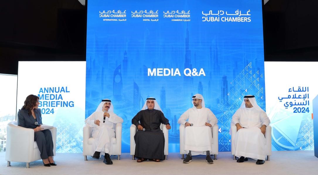 图为迪拜商会相关负责人同媒体记者互动。迪拜商会供图