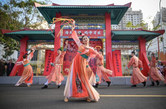 2月12日，在位于海南省海口市的第十六届万春会分会场——海瑞文化公园春节系列活动中拍摄的舞蹈演艺现场。新华社记者蒲晓旭摄