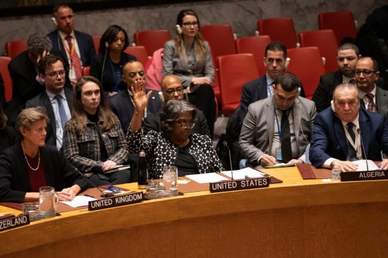 2月20日，在位于纽约的联合国总部，美国常驻联合国代表琳达·托马斯-格林菲尔德（前中）在安理会就决议草案进行表决时投反对票。新华社记者 谢锷 摄