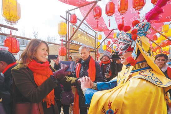 昨天，“外交官看中国——感知北京门头沟 诗情画意元宵节”活动在门头沟区檀谷商圈举行。 本报记者 王海欣 摄