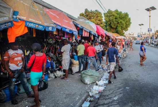 这是2021年8月14日在海地太子港拍摄的街头景象。新华社发（理查德·皮耶林摄）