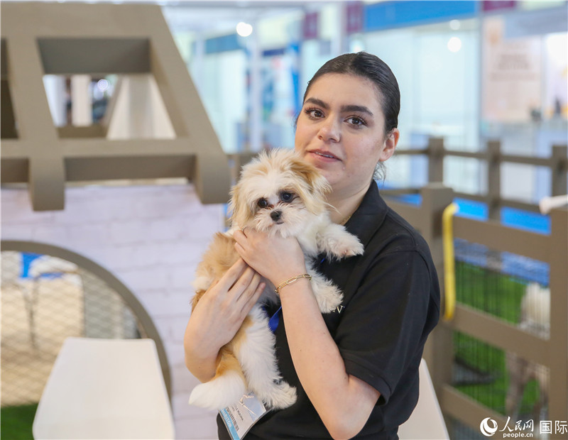 图为一位观众与参展宠物合影，塔里克·易卜拉欣摄