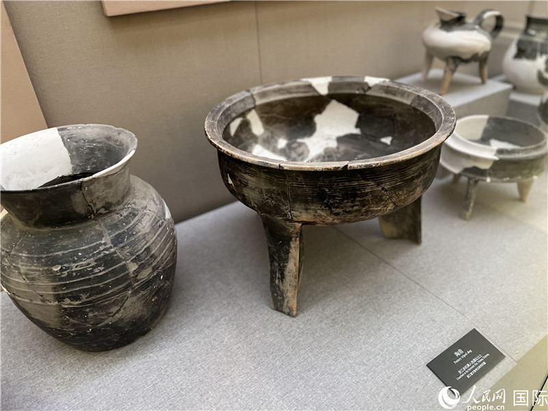 良渚博物院展出的陶器。人民网记者 崔越摄