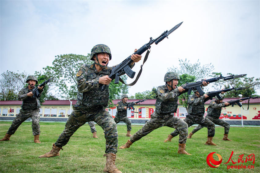 武警官兵进行刺杀训练。