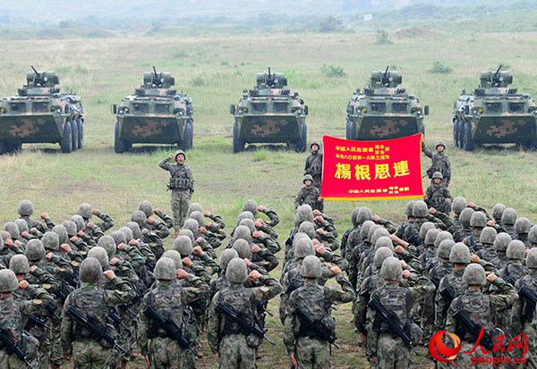 官兵向连旗宣誓，喊响“三个不相信”英雄宣言。季鹏 摄