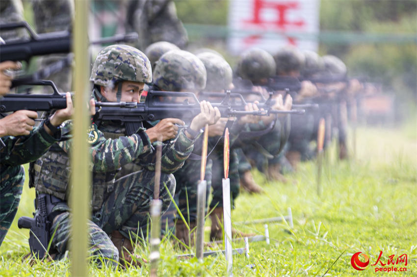 特战队员进行自动步枪对固定目标射击考核。