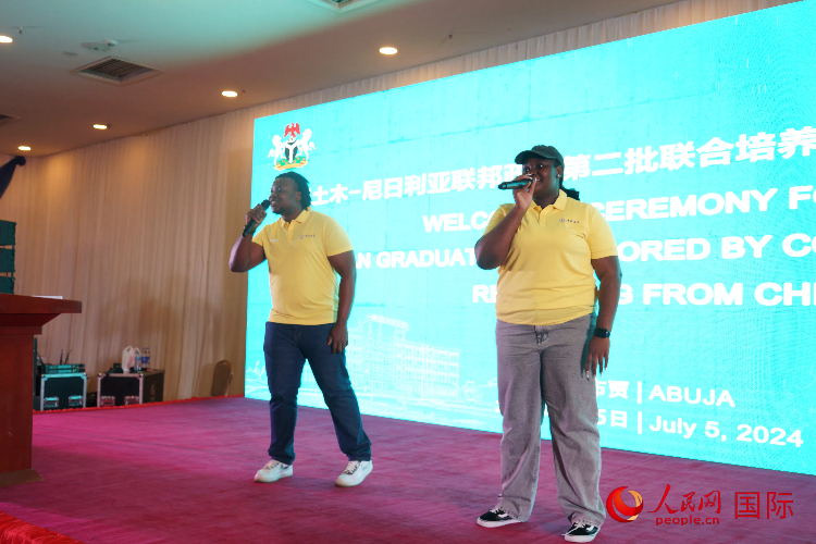 留学生代表演唱中国歌曲。人民网记者 姜宣摄