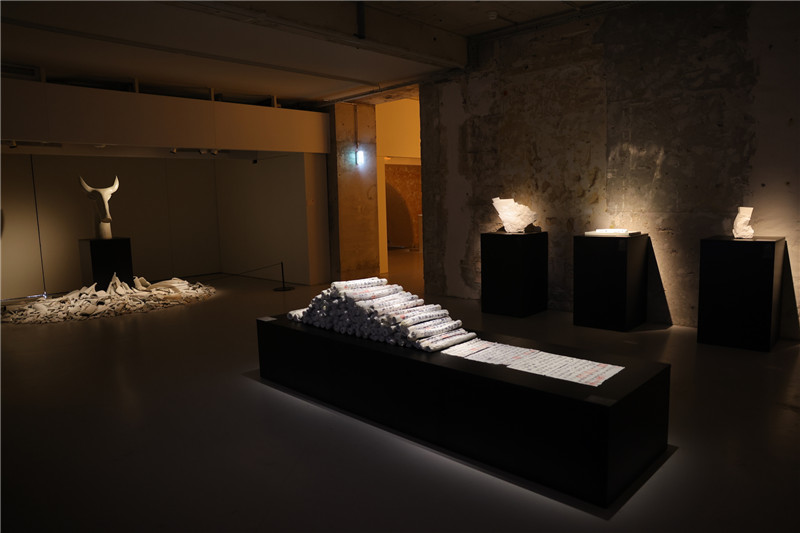 图2：《新生万物-中国非遗与当代设计展》展厅（图片：阳光媒体集团）