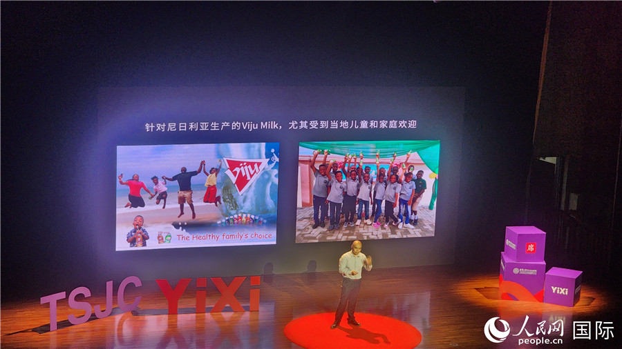 清华大学国际关系学系教授唐晓阳讲述中非经贸合作的故事。人民网记者 万宇摄