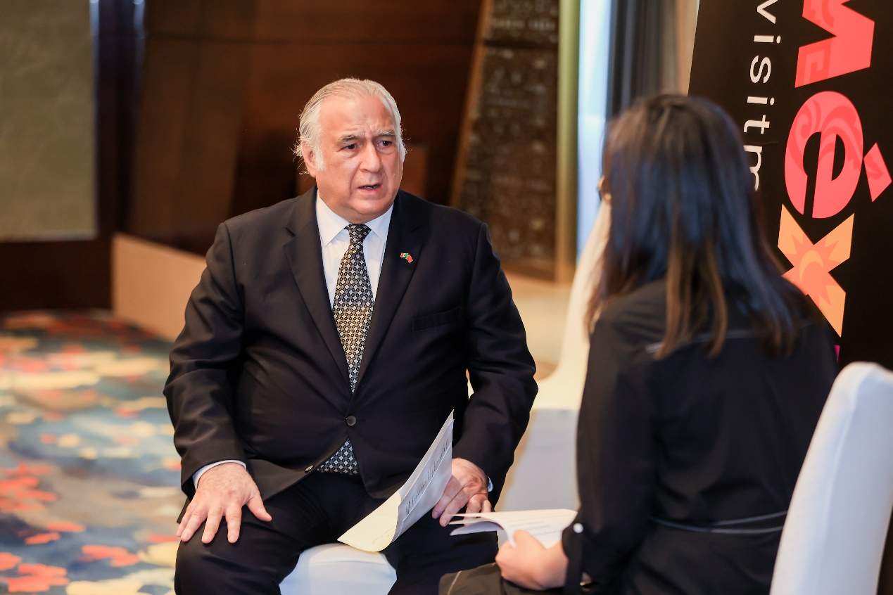 墨西哥旅游部长米格尔·托鲁科·马尔克斯接受人民网记者专访。墨西哥驻华大使馆供图（王笑摄）