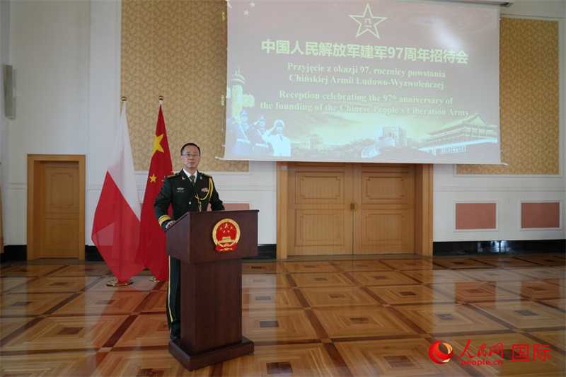 波兰使馆国防武官张寅生大校在招待会上致辞。人民网记者 李增伟摄    