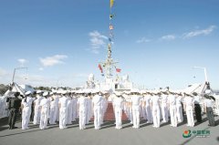 和平方舟医院船举行升旗仪式庆祝建军97周年