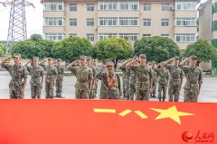 不忘初心！97岁战斗英雄重返军营