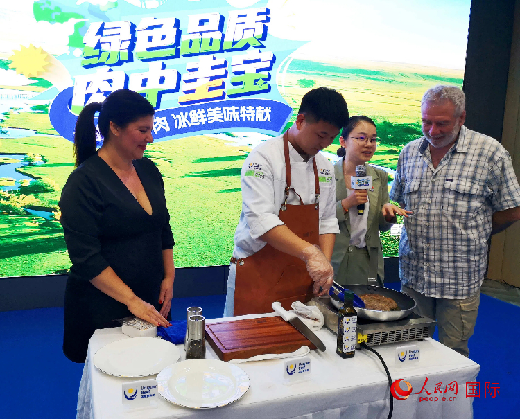 厨师现场烹饪来自乌拉圭的冰鲜牛肉。人民网记者 李琰摄