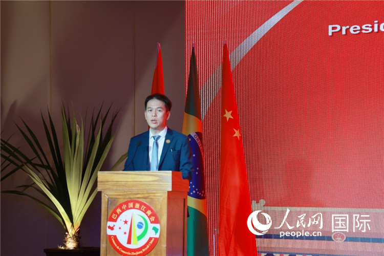 巴西中国浙江商会执行会长陈翔广宣读贺电。人民网记者 陈海琪摄
