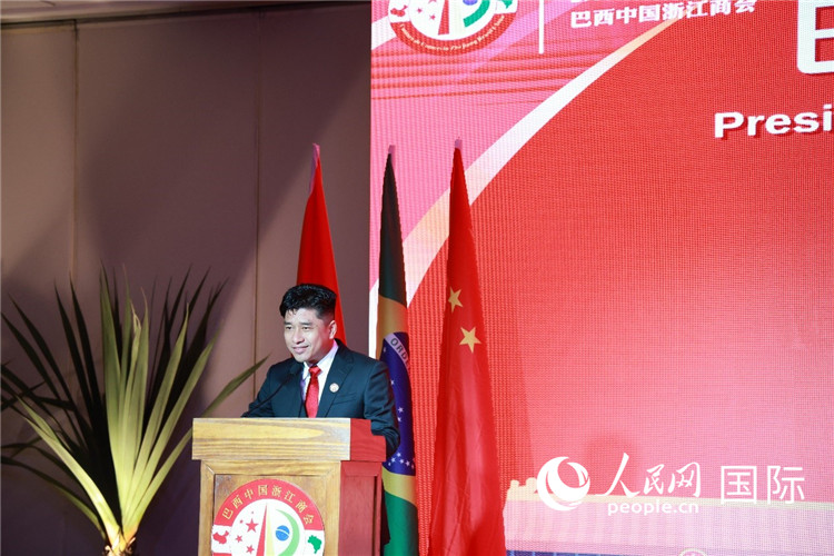 巴西中国浙江商会会长郑侠茂发表就职演讲。人民网记者 陈海琪摄