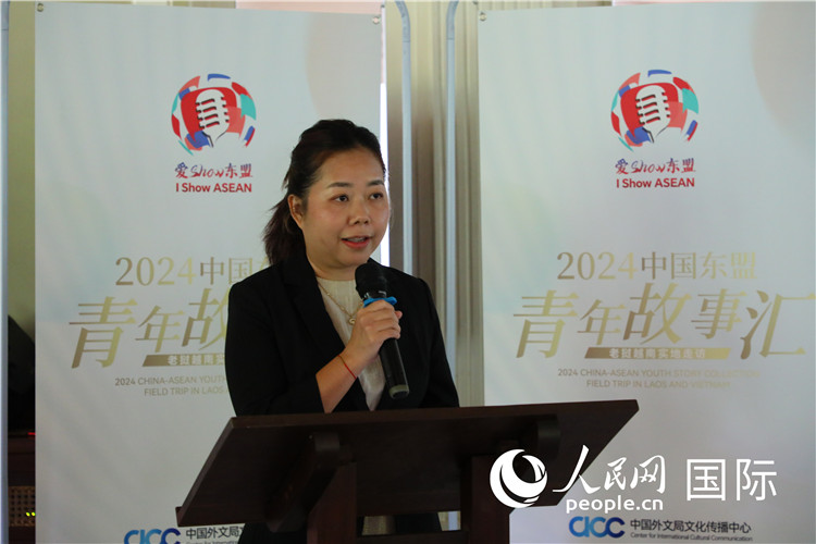 老挝国家输电网公司员工万纳在讲述中老故事。人民网记者 简承渊摄