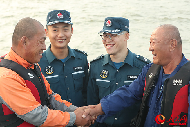 山东烟台海警局长岛工作站执法员成功调解一起群众纠纷。江壮志 摄