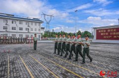 预提警士们训练场上洒热血