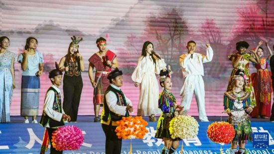 7月26日，留学生代表和演员在2025中国—东盟教育交流周开幕式上演唱歌曲。新华社记者 陶亮 摄