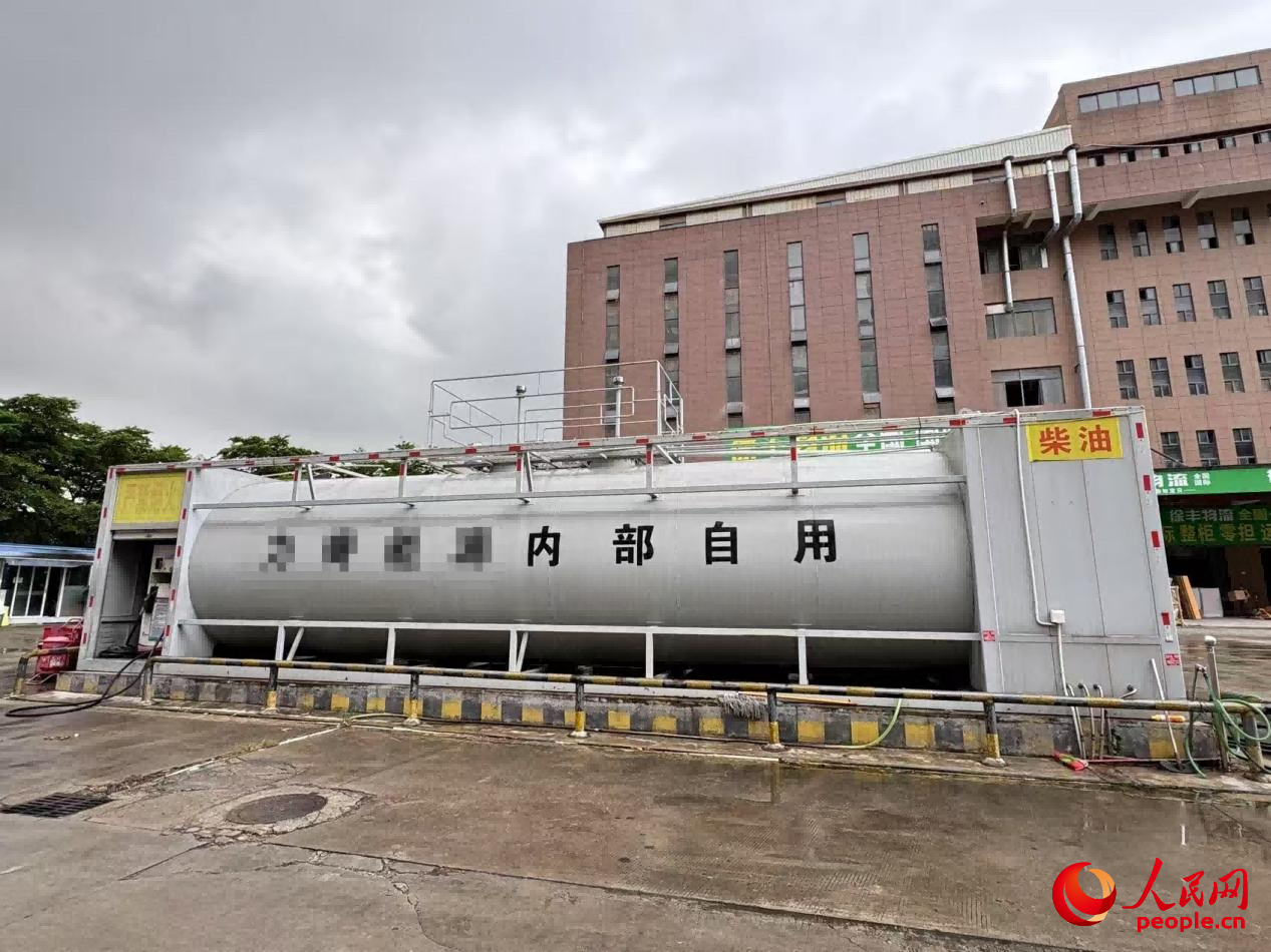 物流园外的橇装加油点。人民网记者 郝萍摄