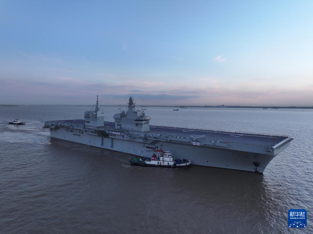 11月16日,海军四川舰顺利完成首次航行试验任务返回码头。新华社发(张良 摄)