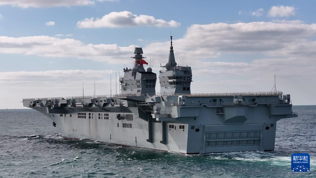 11月16日,海军四川舰在航行中。新华社发(黄海涛 摄)