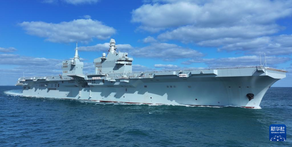 11月15日,海军四川舰在航行中。新华社发(张良 摄)