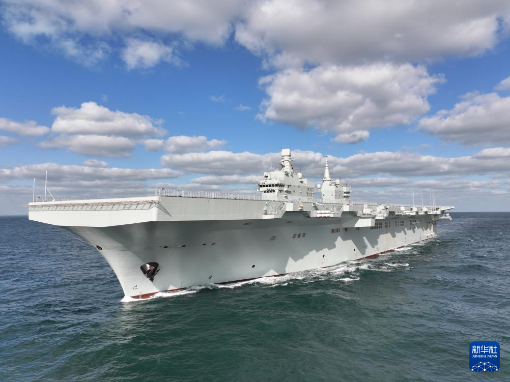 11月15日,海军四川舰在航行中。新华社发(黄海涛 摄)