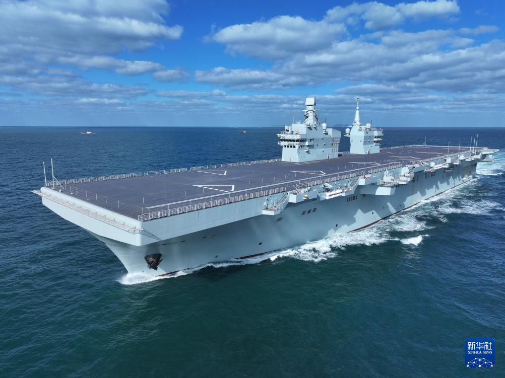 11月15日,海军四川舰在航行中。新华社发(张良 摄)