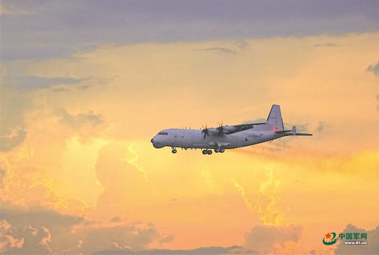 布阵海天猎“黑鲨”——海军航空兵某部搜攻潜训练影像