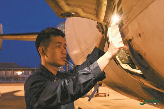 布阵海天猎“黑鲨”——海军航空兵某部搜攻潜训练影像