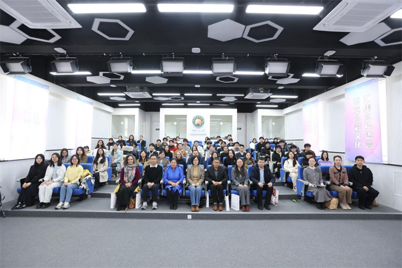 参加活动的嘉宾合影留念。主办方供图