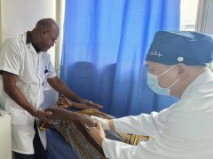 中国援赤几医疗队成功为患者实施“正骨十四法”复位