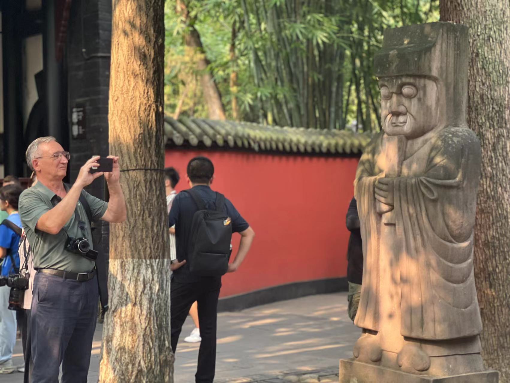图为俄罗斯“大欧亚”总编辑弗拉基米尔?别列日内赫拍摄惠陵神道上的石像生——翁仲。张亚欣摄