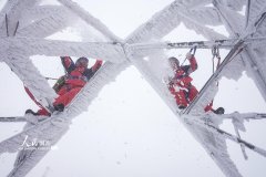 湖北鹤峰：冒雪巡线保供电